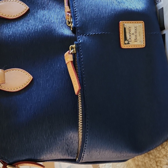 Gorgeous Dooney & Bourke Dark Marine Blue Leather Double Zipper Satchel ๐ - Picture 14 of 16